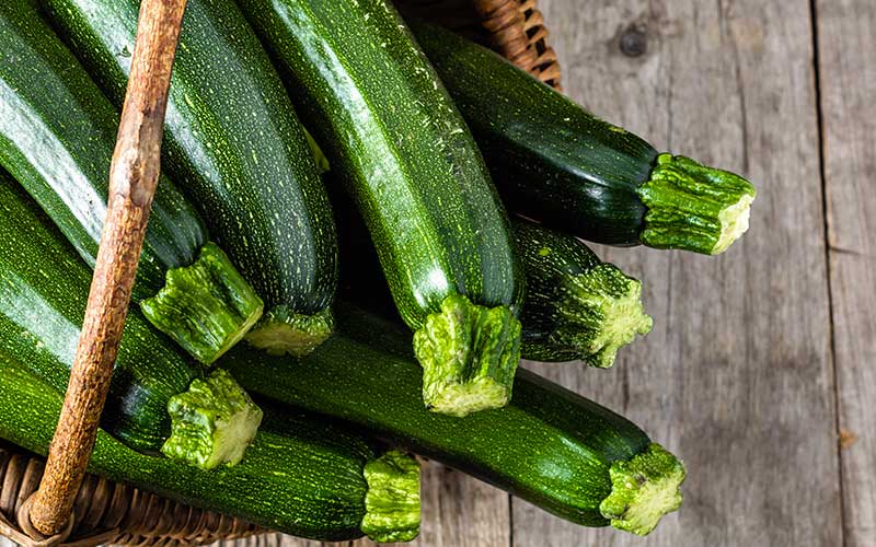 Panier de courgettes